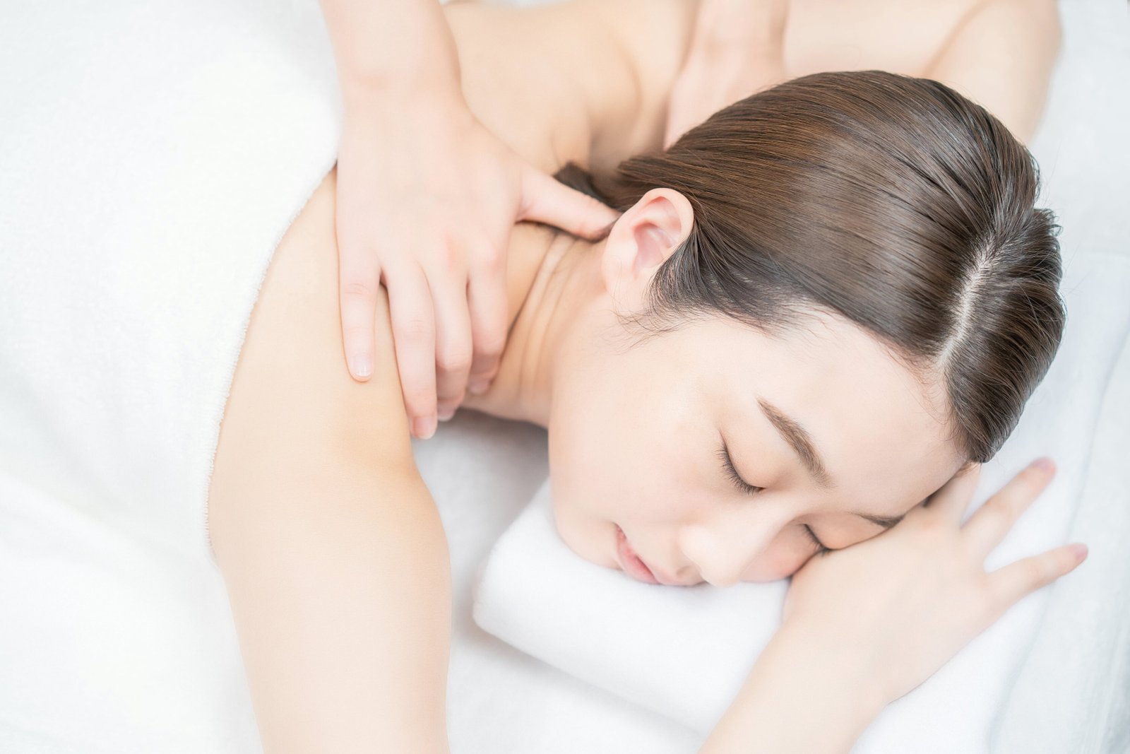 asian-young-woman-whose-head-is-massaged-esthetic-salon-min